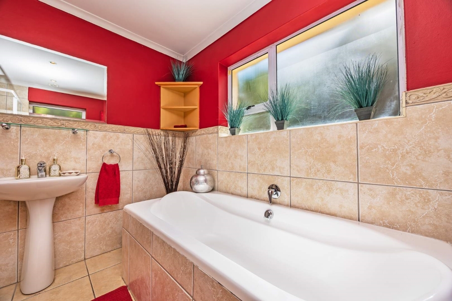 4 Bedroom Property for Sale in Plattekloof Western Cape